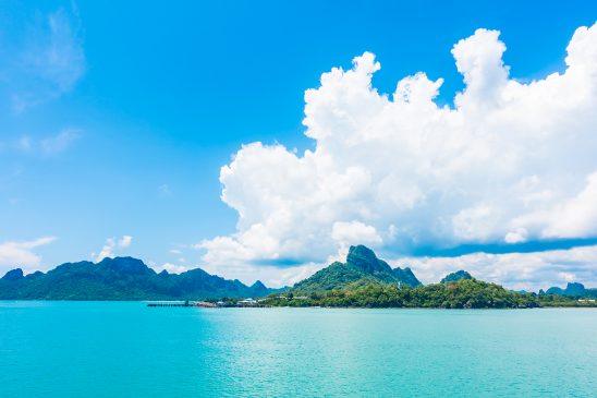 热带 蓝天 白云 阳光 水平面 风景